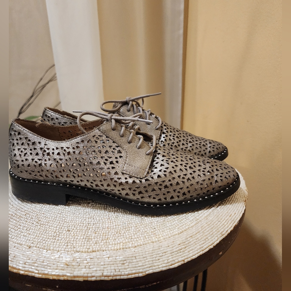 Vince Camuto Lesta Silver Metallic Oxford Flats Lace-Up siz 6M like new.